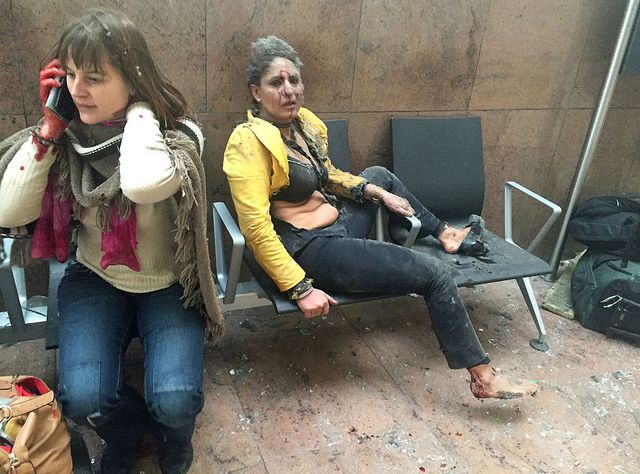 Nidhi Chaphekar, le 22 mars, juste après les attentats-suicide à la bombe, à l'aéroport de Bruxelles. La journaliste géorgienne Ketevan Kardava qui prend la photo était elle-même en transit.
