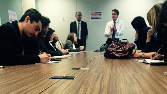 Manuel Valls, en discussion "informelle" avec les journalistes, lors de l'inauguration de son QG de campagne dans le XIIIe, à Paris