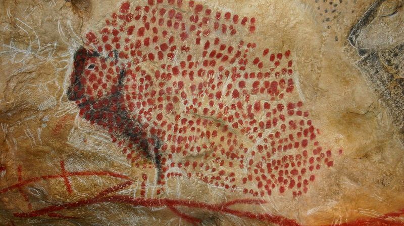 Une reconstitution de ce à quoi devait ressembler le bison au corps de points rouges, le tout délimité par des traits incisés. Une figure unique dans l'art pariétal.