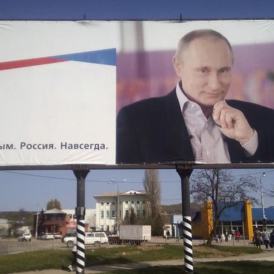 Panneau d'affichage du président russe Poutine sur lequel on peut lire "Crimée, Russie, pour toujours", à Kerch en Crimée, 7 avril 2016