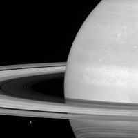 Le satellite Mimas à côté des anneaux de Saturne, le 28 novembre. Son diamètre d'environ 400 km donne une idée de la taille de Saturne.