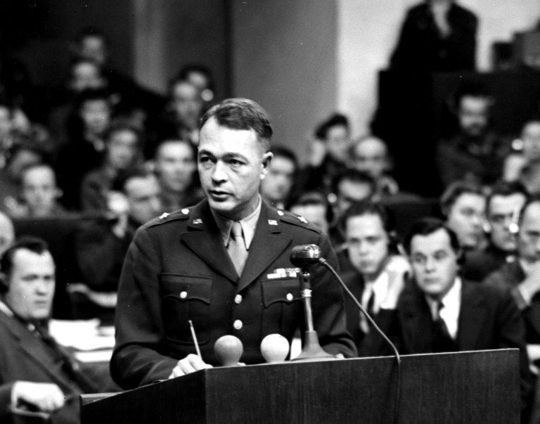 Le général américain, Telford Taylor, lit l'acte d'accusation des 23 médecins nazis durant le procès de Nuremberg (21/11/1946)