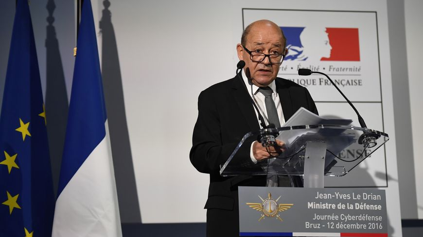 Jean-Yves le Drian prononçant un discours sur la cyberdéfense à Bruz (Bretagne) le 12 décembre 2016