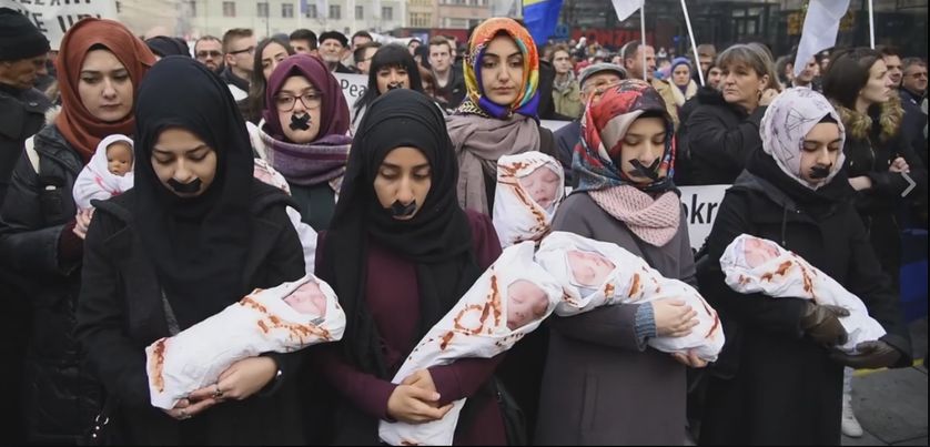 Manifestation contre les massacres en Syrie, à Sarajevo