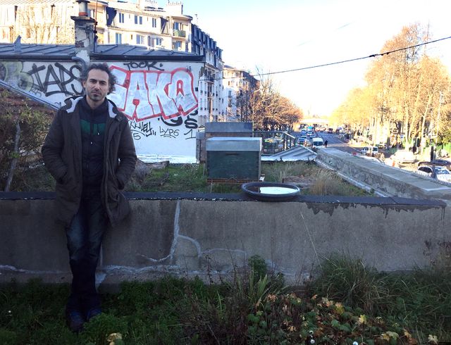 Volkan Tanaci élève ses abeilles sur le toit de la Recyclerie, Porte de Clignancourt à Paris
