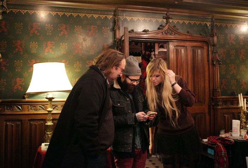 François Angelier, Fausto Fasulo et Sixtine Audebert dans la maison hantée de Jean-Jacques Giraud à Paris