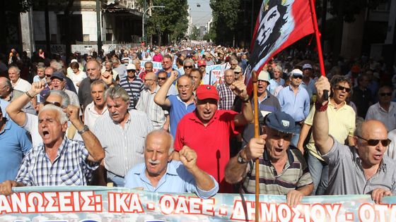 Manifestation des retraités le 3 octobre à Athènes pour dénoncer les coupes dans les retraites ©Maxppp - Aristidis Vafeiadakis