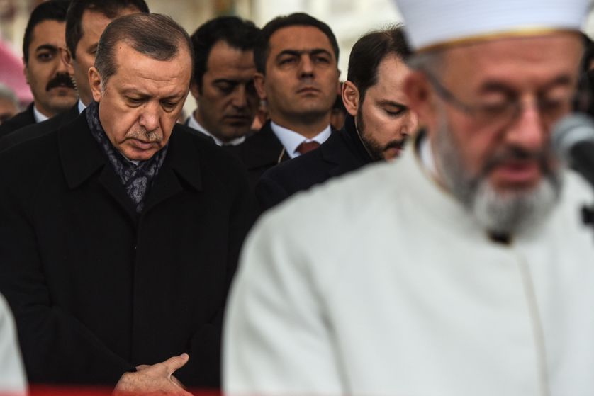 Le président turc Erdogan lors des funérailles des victimes du double attentat d'Istanbul