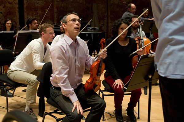 François-Marie Drieux, premier violon des Siècles pendant les répétitions d'Amadeus Live.