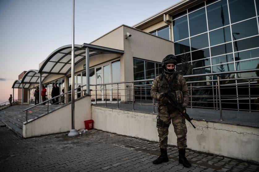 Un soldat turc surveille l'entrée du tribunal d'Istanbul. Le 27 décembre 2016.