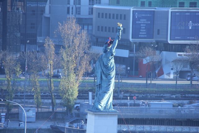 Un pompier a pu grimper sur la statue pour retirer le voile vers 16h