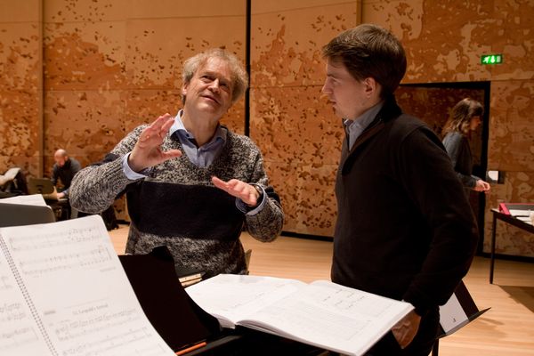 Le chef d'orchestre Ludwig Wicki avec le pianiste Nathanaël Gouin.