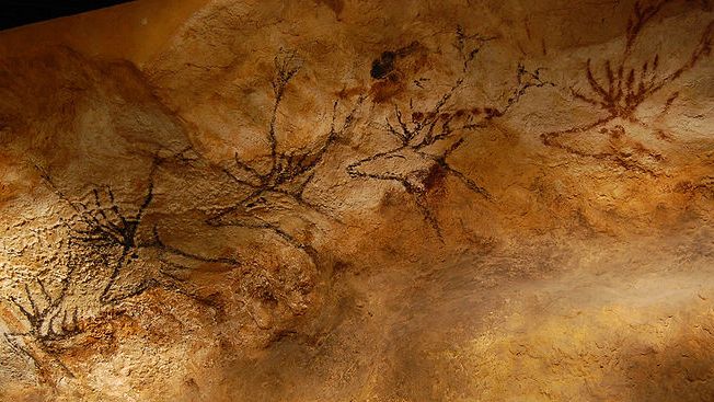Reproduction d'un dessin figurant dans la grotte de Lascaux, représentant des cerfs nageant.