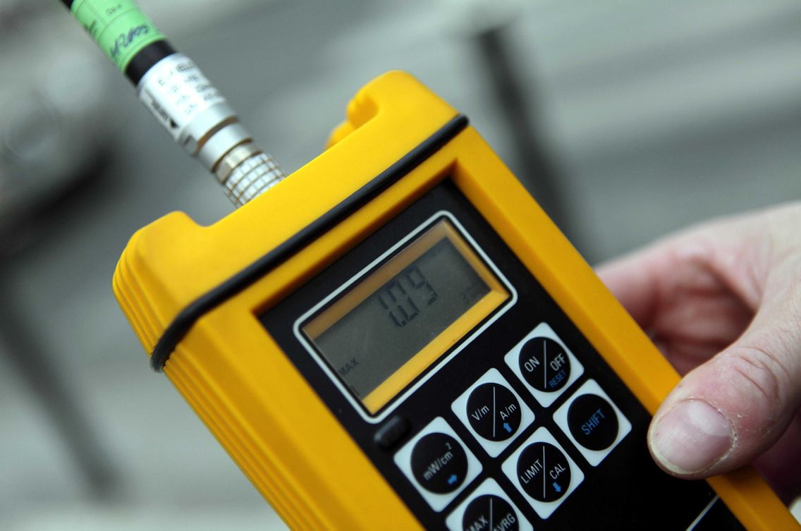 mesure des ondes electromagnetiques à l'aide d'une sonde isotropique à bande large.