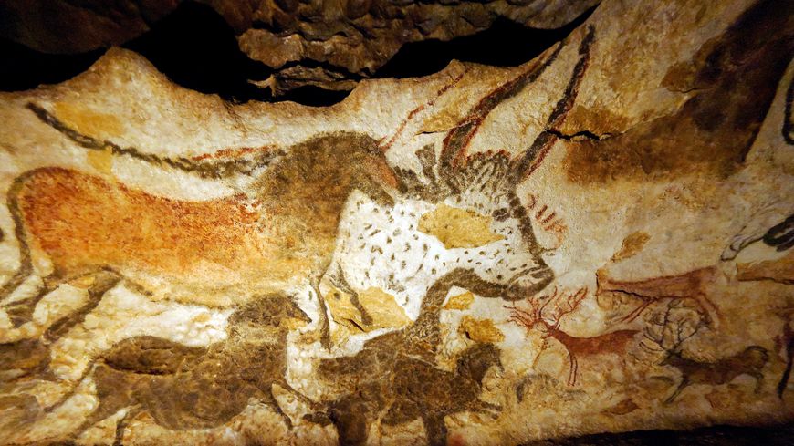 Une réplique d'une des peintures murales de Lascaux. On y distingue clairement un bison, des chevaux et des cervidés.