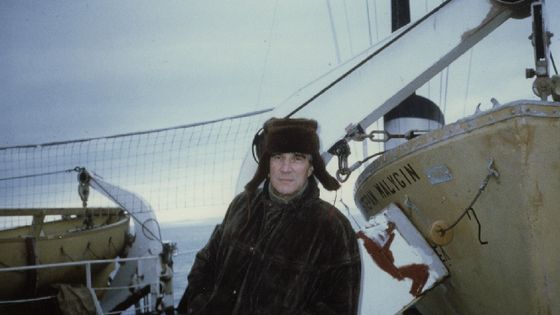 Jean Malaurie à côté du bateau hydrographique soviétique, au large d'Ouélen, durant son expédition en Tchoukotka, août 1990 - Terre humaine sur Wikipedia