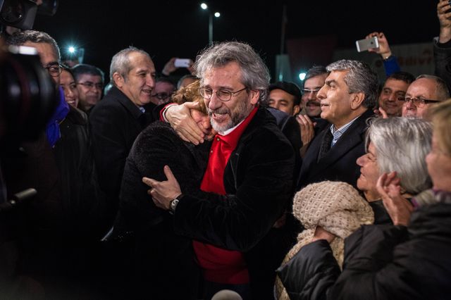Can Dündar prend sa femme Dilek Dundar dans ses bras, juste après avoir été libéré de la prison de Silivri à Istanbul le 26 février 2016.