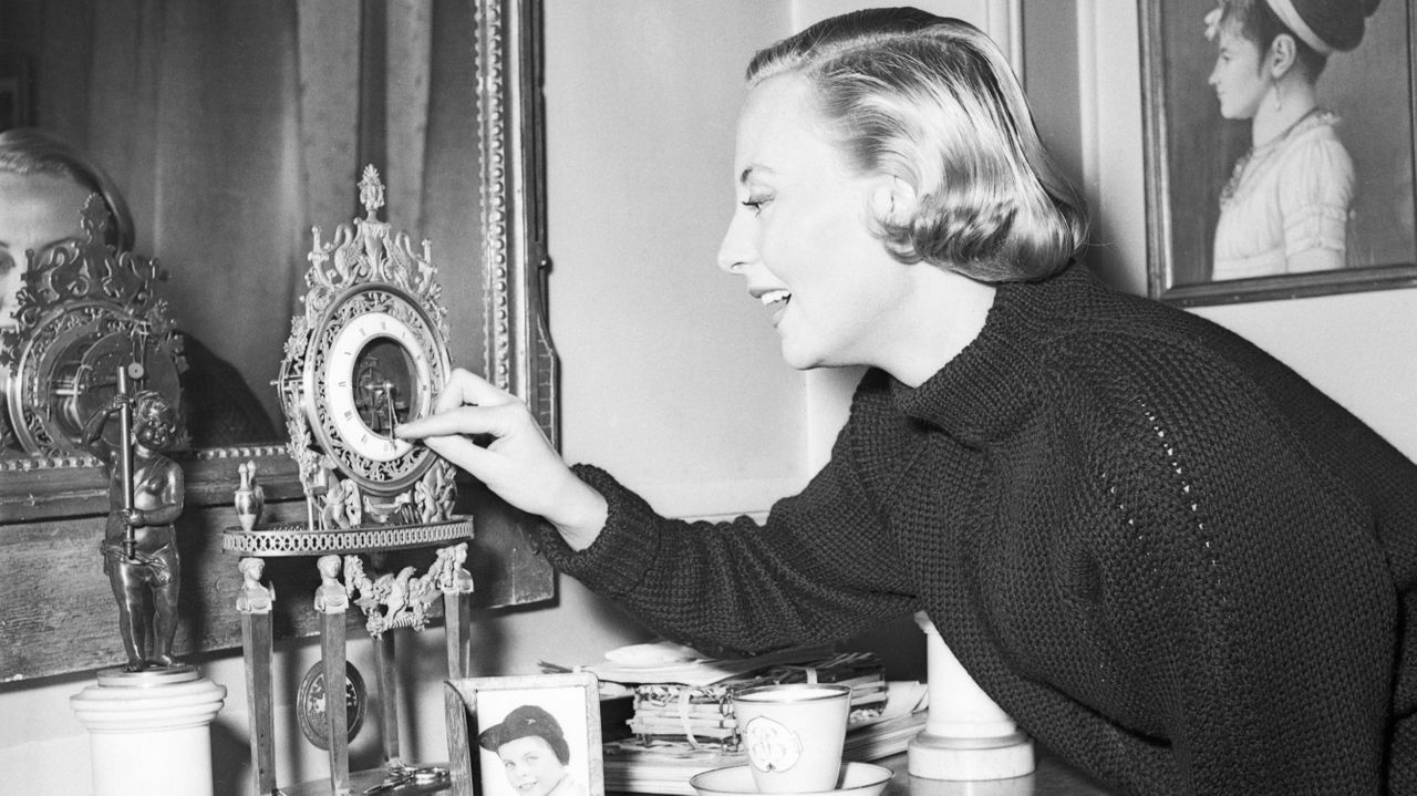 Michèle Morgan dans son appartement parisien en 1953.