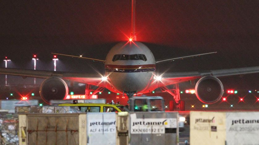 Un avion s’apprête à décoller de Francfort pour reconduire des réfugiés dans leur pays d'origine, l'Afghanistan.