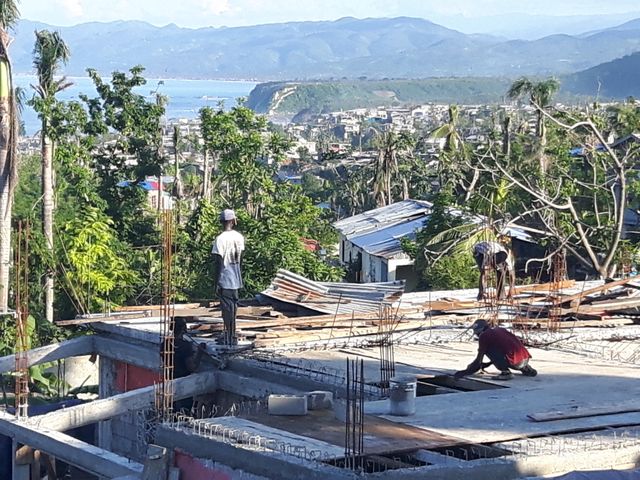 A Jeremie, la population reconstruit les habitations après le passage de l'ouragan Matthew