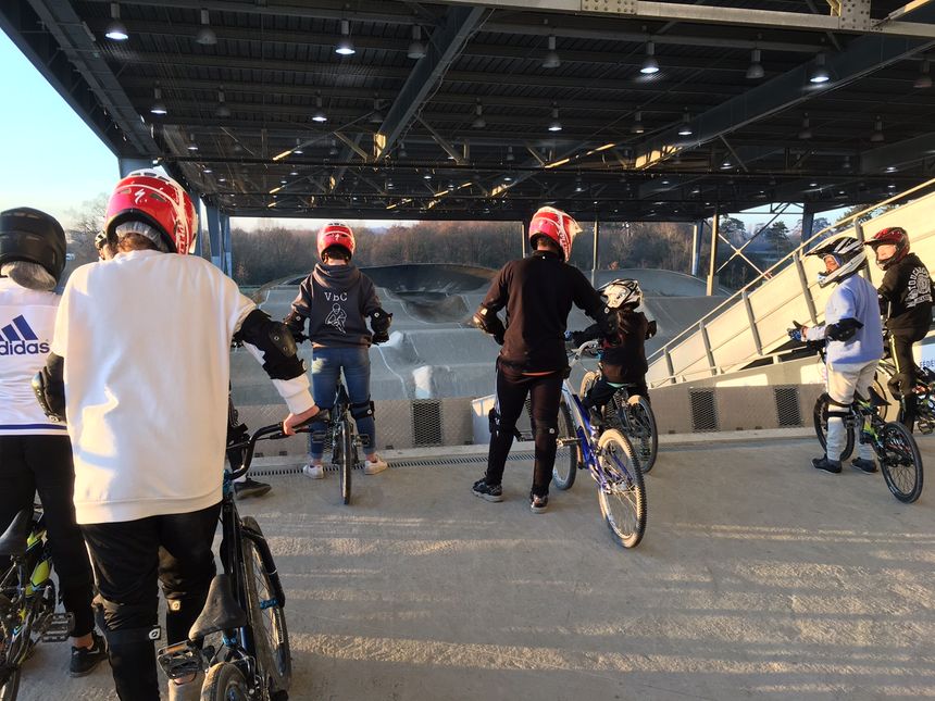 Des collégiens s'essayent au BMX, du haut du petit tremplin (5 mètres).