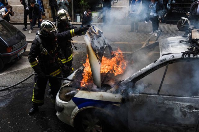 Un véhicule de police a été incendié en marge d'une manifestation, vers la Canal Saint Martin, Paris, 18 mai 2016.