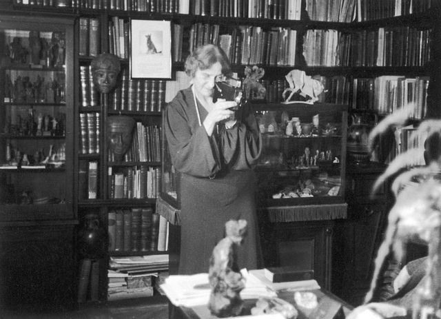 Marie Bonaparte filmant le cabinet de freud à Vienne