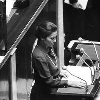 Simone Veil lors de son discours de proposition de loi relatif à l'avortement à l'Assemblée Nationale le 26/11/1974.