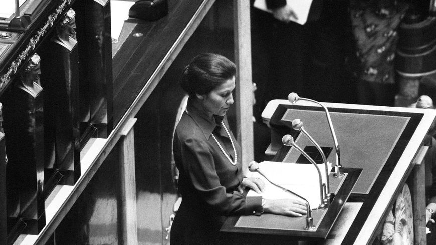 Simone Veil lors de son discours de proposition de loi relatif à l'avortement à l'Assemblée Nationale le 26/11/1974.