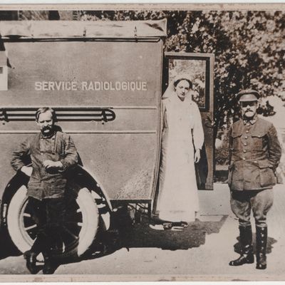 Irène Curie descendant d'une voiture du service radiologique en 1916.