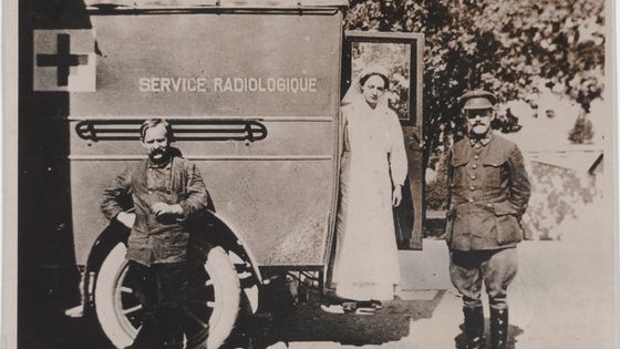 Irène Curie descendant d'une voiture du service radiologique en 1916. - Musée Curie (Collection ACJC)