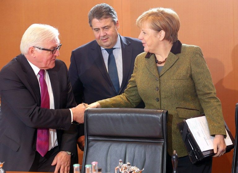 Les ministres socialistes Frank-Walter Steinmeier (SPD, l-r) et Sigmar Gabriel (SPD) , et leur chancellière chrétienne-démocrate Angela Merkel (CDU)