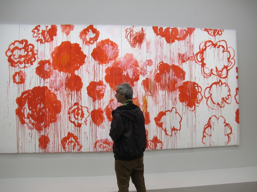 Un visiteur devant l'exposition Cy Twombly au Centre Pompidou à Paris
