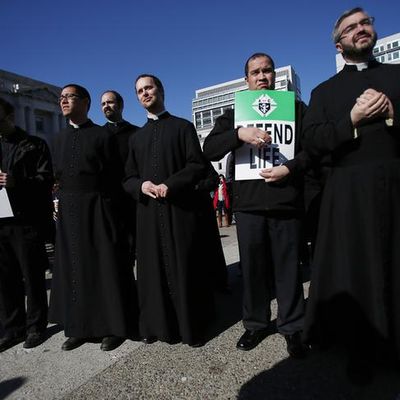 Un groupe de clercs se tient à l'extérieur de l'hôtel de ville lors de la Neuvième Marche annuelle "pro-life" à San Francisco, Californie, 26 janvier 2013