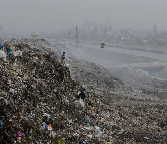 La montagne de déchets de la décharge de Ghazipur