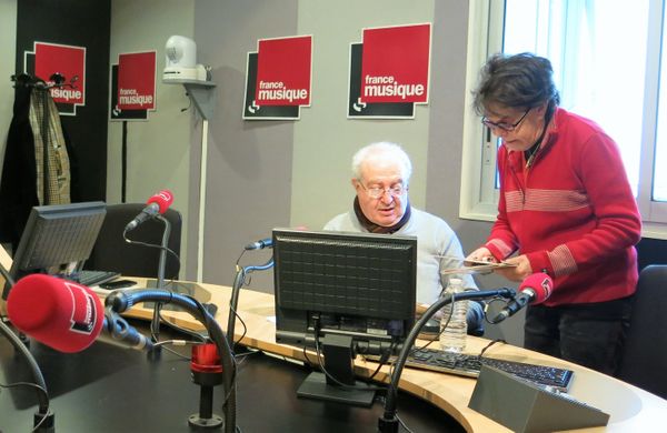 France Musique, studio 141, pendant l'émission ! ... Serge Elhaïk qui anime une chronique & la lumineuse Dani, chanteuse, écrivaine mais aussi actrice (de g. à d.)