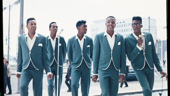 The Temptations interprètent My Girl en 1965 De gauche à droite : Melvin Franklin, Eddie Kendricks, Otis Williams, Paul Williams et David Ruffin - Archives Motown Records