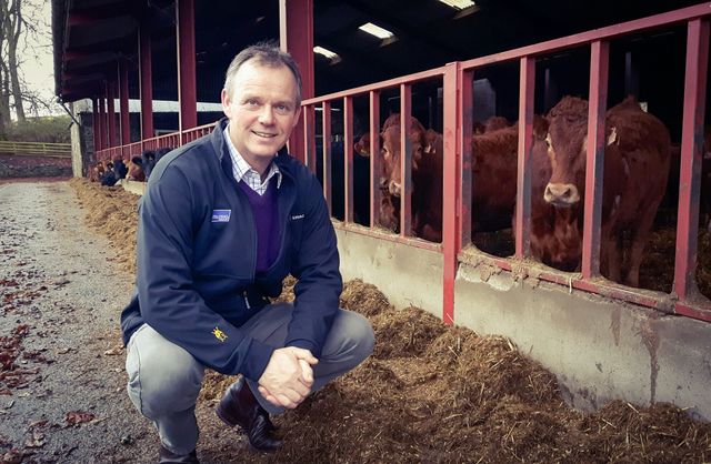 Robert Neil exploite 300 ha et un troupeau de plusieurs centaines de vaches. Il préférerait vendre ses produits plus cher dit-il, plutôt que de recevoir 10 000 euros par an de l'Union Européenne.