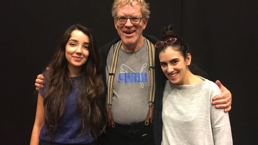 De gauche à droite Hajar Chokairi, Dick Annegarn et Oumayma Ajarrai