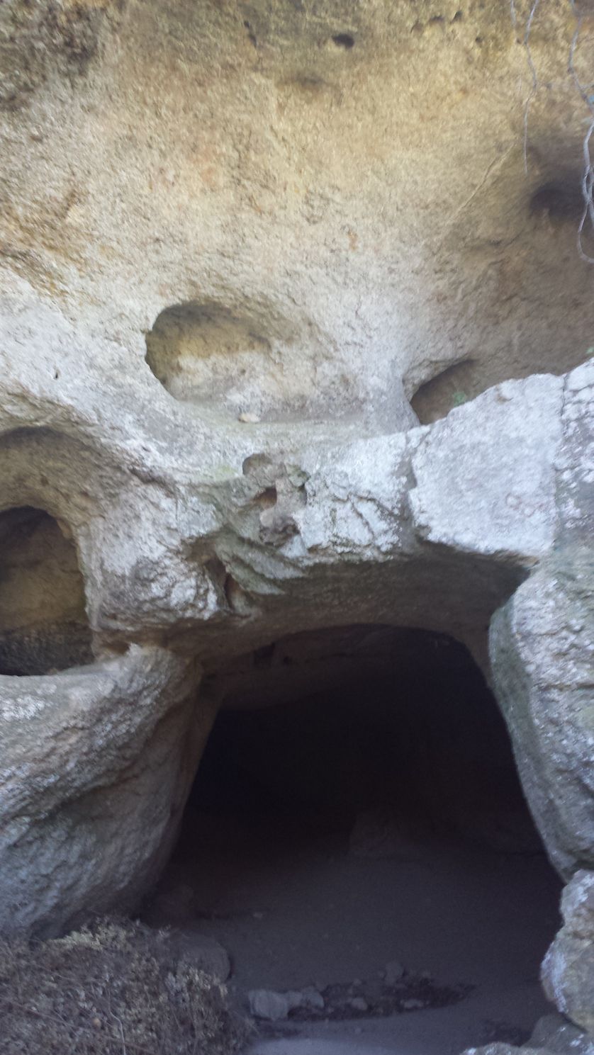 L'entrée de la grotte des deux ouverture - Ardeche