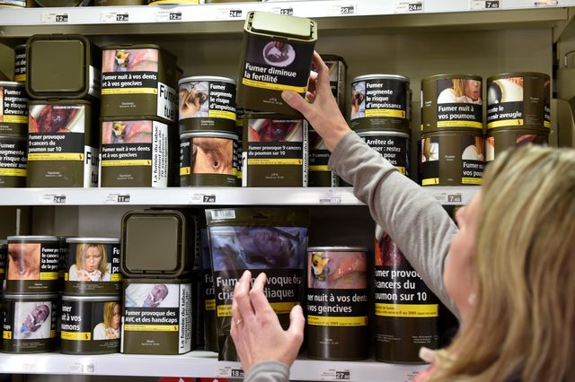 Une buraliste bretonne met en place les paquets de tabac à rouler neutres