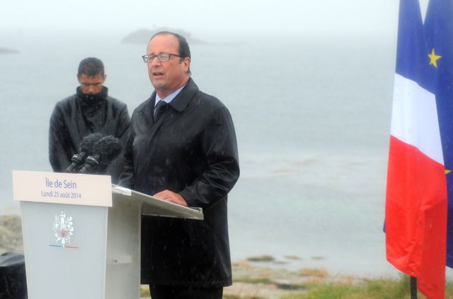 François Hollande avait tenu à prononcer son discours sur l'île de Sein sans parapluie, malgré les averses qui tombaient ce jour-là.
