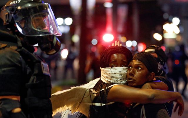 Les manifestants rassemblés suite au décès de Keith Lamont Scott, près du lieu où il a été abattu. Sur les pancartes, on lit : «les vies des Noirs comptent», Charlotte, Caroline du Nord, le 20/09/2016
