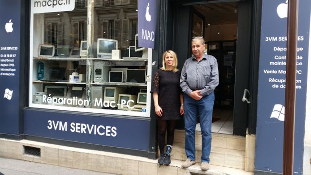 Martin Tyminski et sa fille Kalina devant la vitrine de leur société de maintenance bureautique et informatique