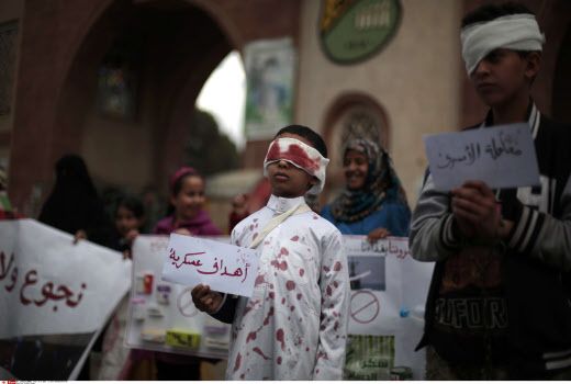 Des jeunes yéménites manifestent à Saana contre les bombardements menés dans leur pays par l'Arabie saoudite