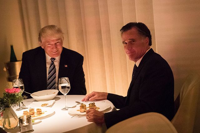Le président élu Donald Trump et Mitt Romney dînent au restaurant Jean-Georges, le 29 novembre 2016 à New York.