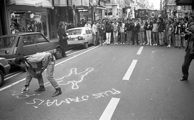 A Lyon, le 10 février 1986, des jeunes organisent une manifestation en hommage à Malik Oussekine.