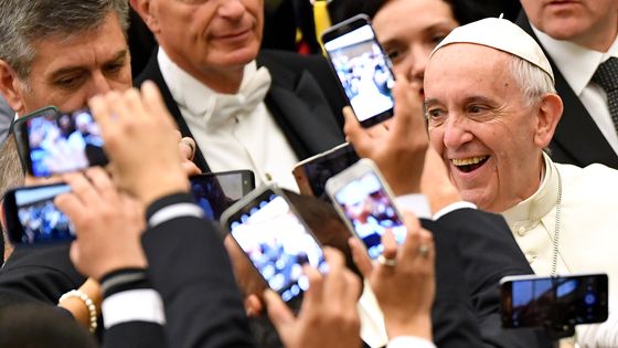 Le pape François photographié par de nombreux smartphones le 21 décembre 2016 ©AFP - ALBERTO PIZZOLI