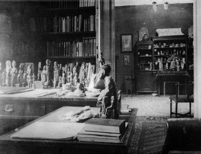 Cabinet de Freud à Vienne, décoré de statuettes