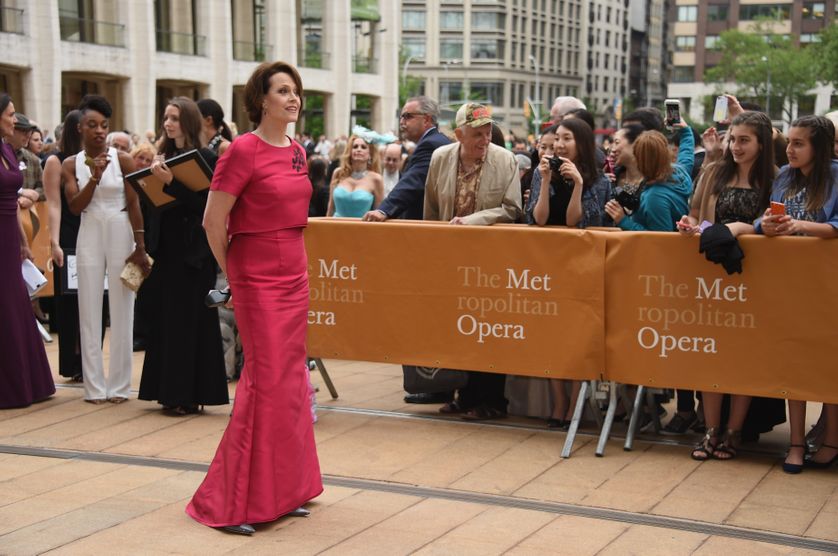 Sigourney Weather devant le Metropolitan Opera en mai 2016